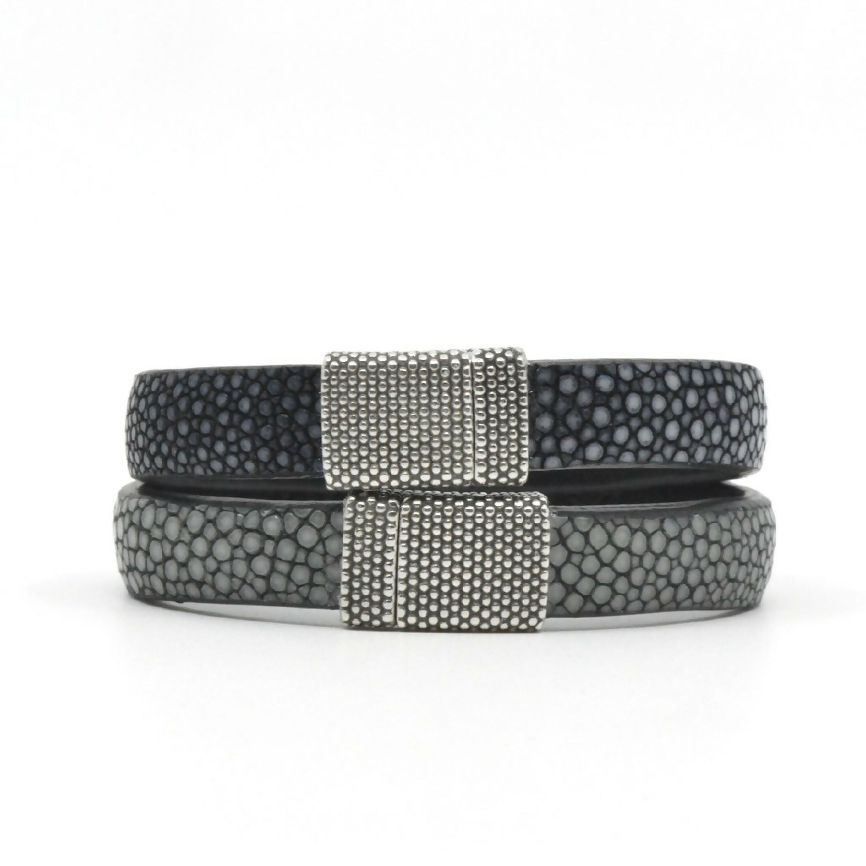 bracelet_en_galuchat_gris_fermoir_grain_detain_sylvie_zarnowski copie | EMPREINTES Paris