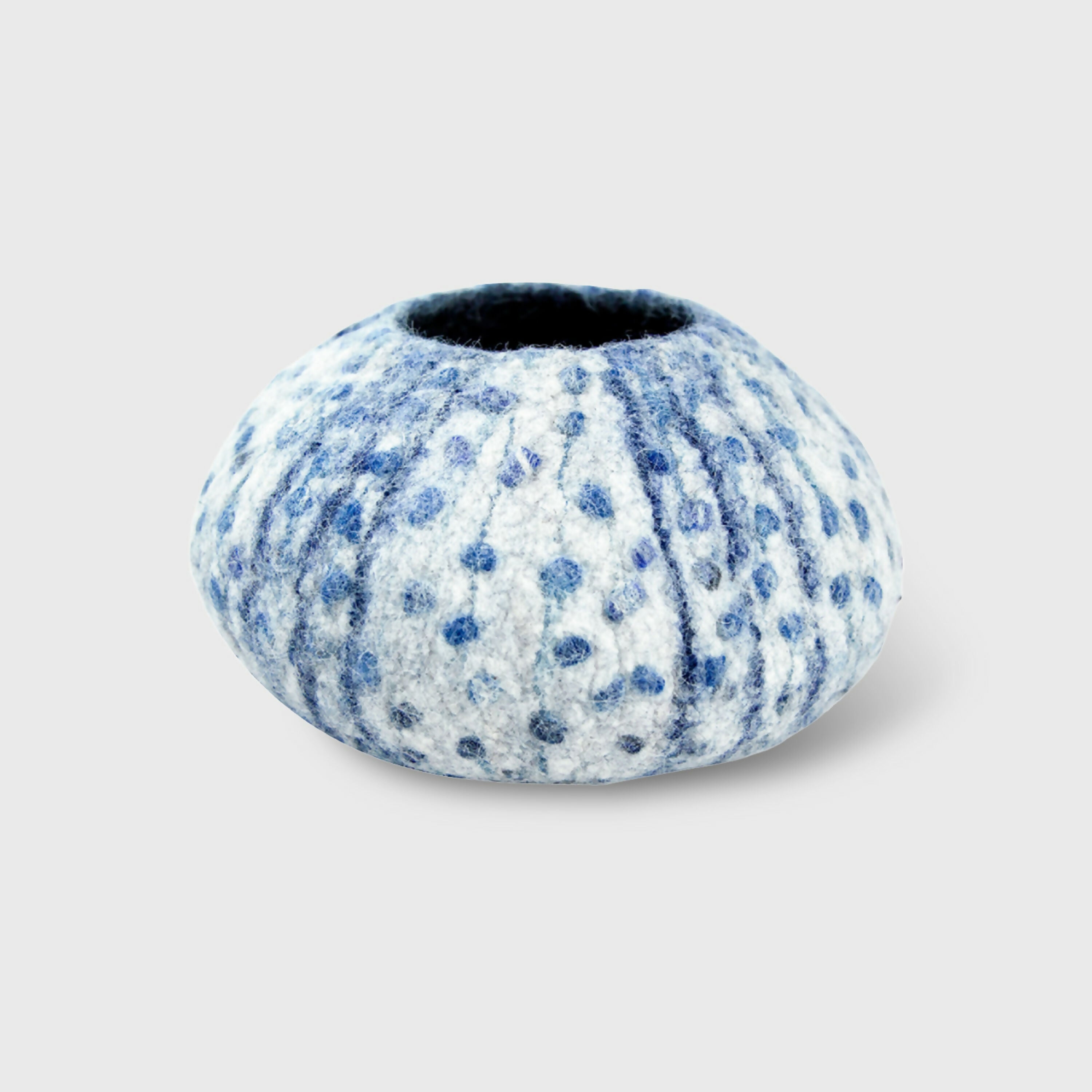 vide_poche_oursin_bleu_blanc_en_feutre_de_laine_atelier_lanzetta copie 2 | EMPREINTES Paris