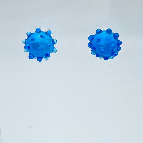 boucles_doreilles_puces_en_verre_bleu_clair_lathoumetie_helene copie | EMPREINTES Paris - EMPREINTES Paris