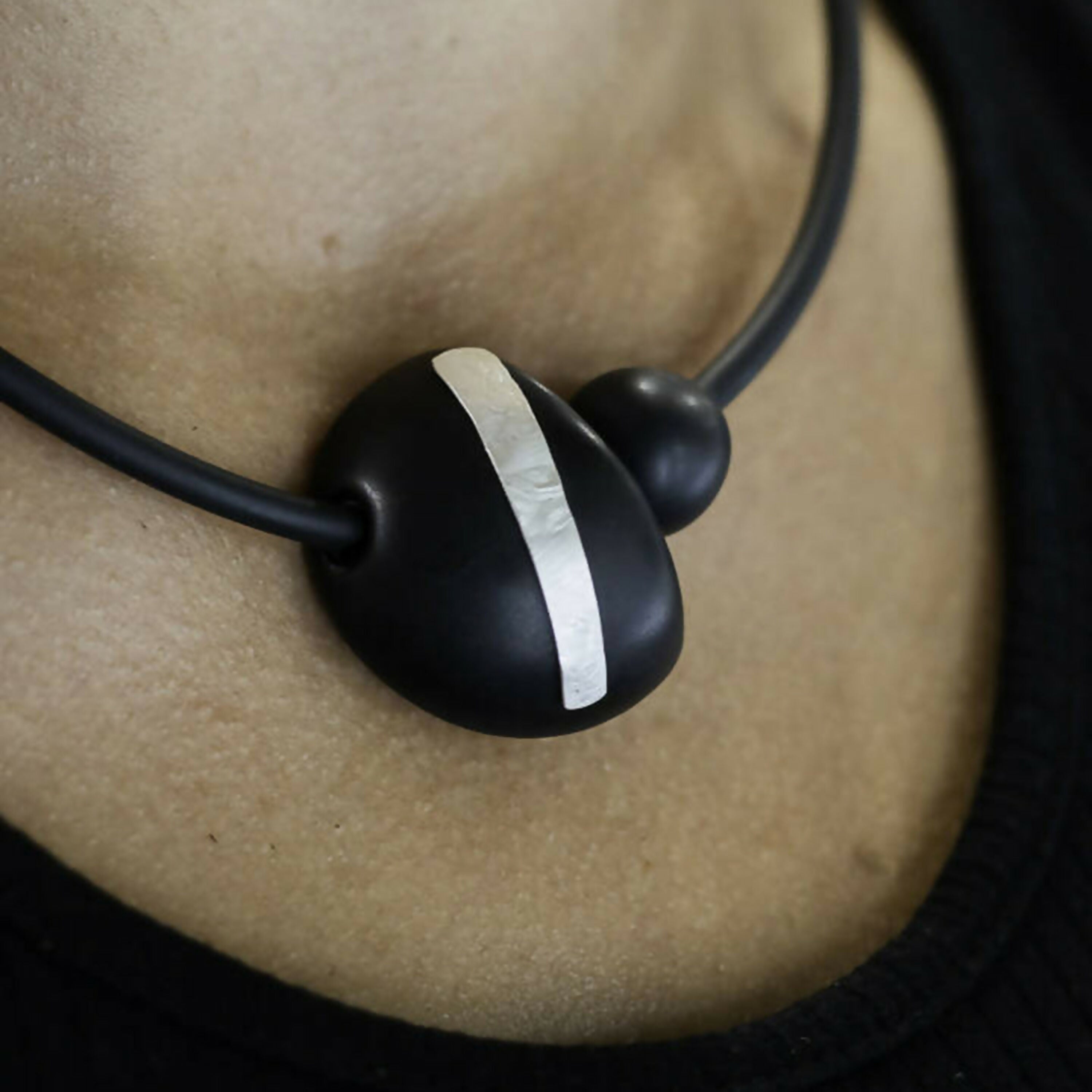 collier-slash-rouge-cerise-andreani_renaud-andreani1670506674-23336-1 | EMPREINTES Paris