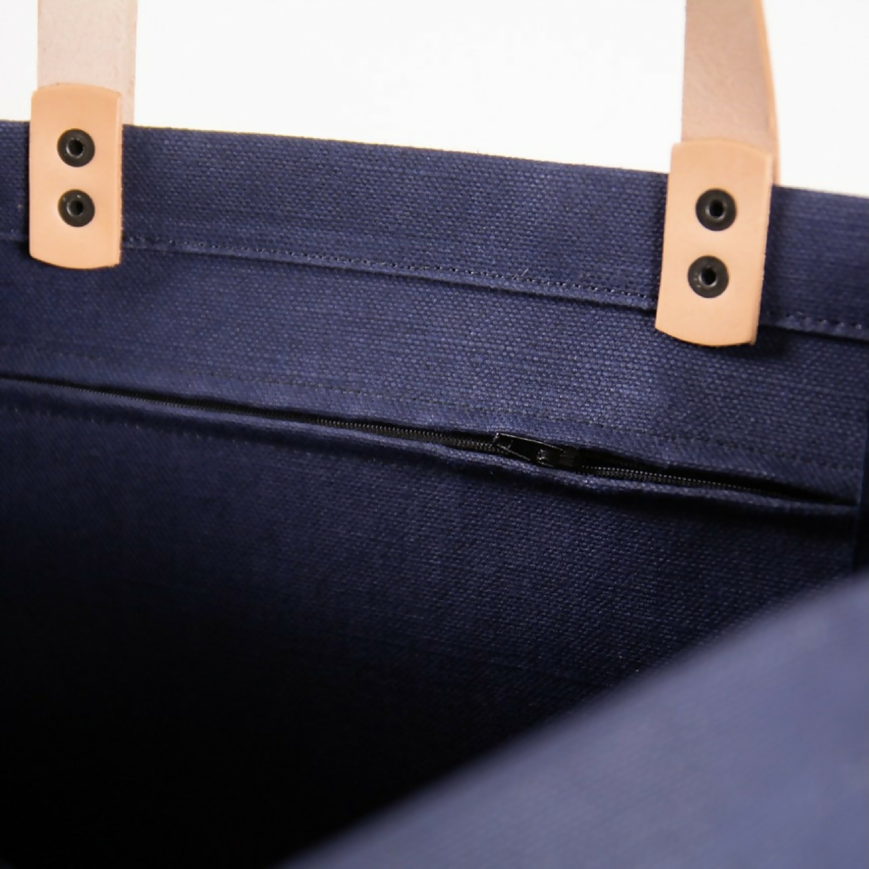 besace_saint_malo_anses_cuir_olive_temps_libre_virginie_lobrot copie | EMPREINTES Paris