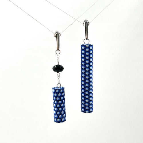 Boucles d'oreilles asymétriques Perlé bleu azur | EMPREINTES Paris - EMPREINTES Paris
