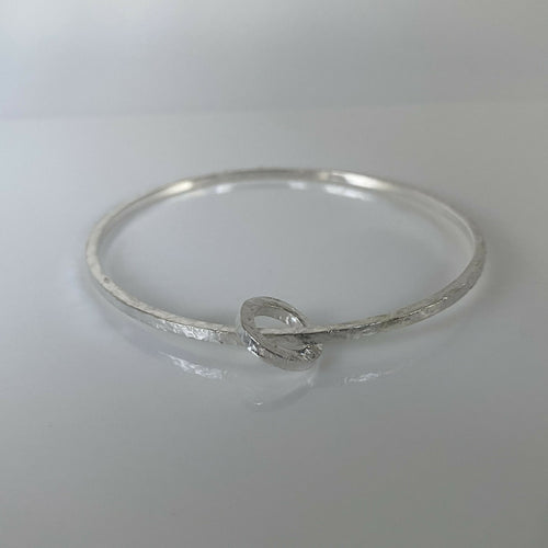 bracelet_jonc_en_argent_massif_martele_et_sa_breloque_mini_jonc_assortie_artyssia | EMPREINTES Paris - EMPREINTES Paris