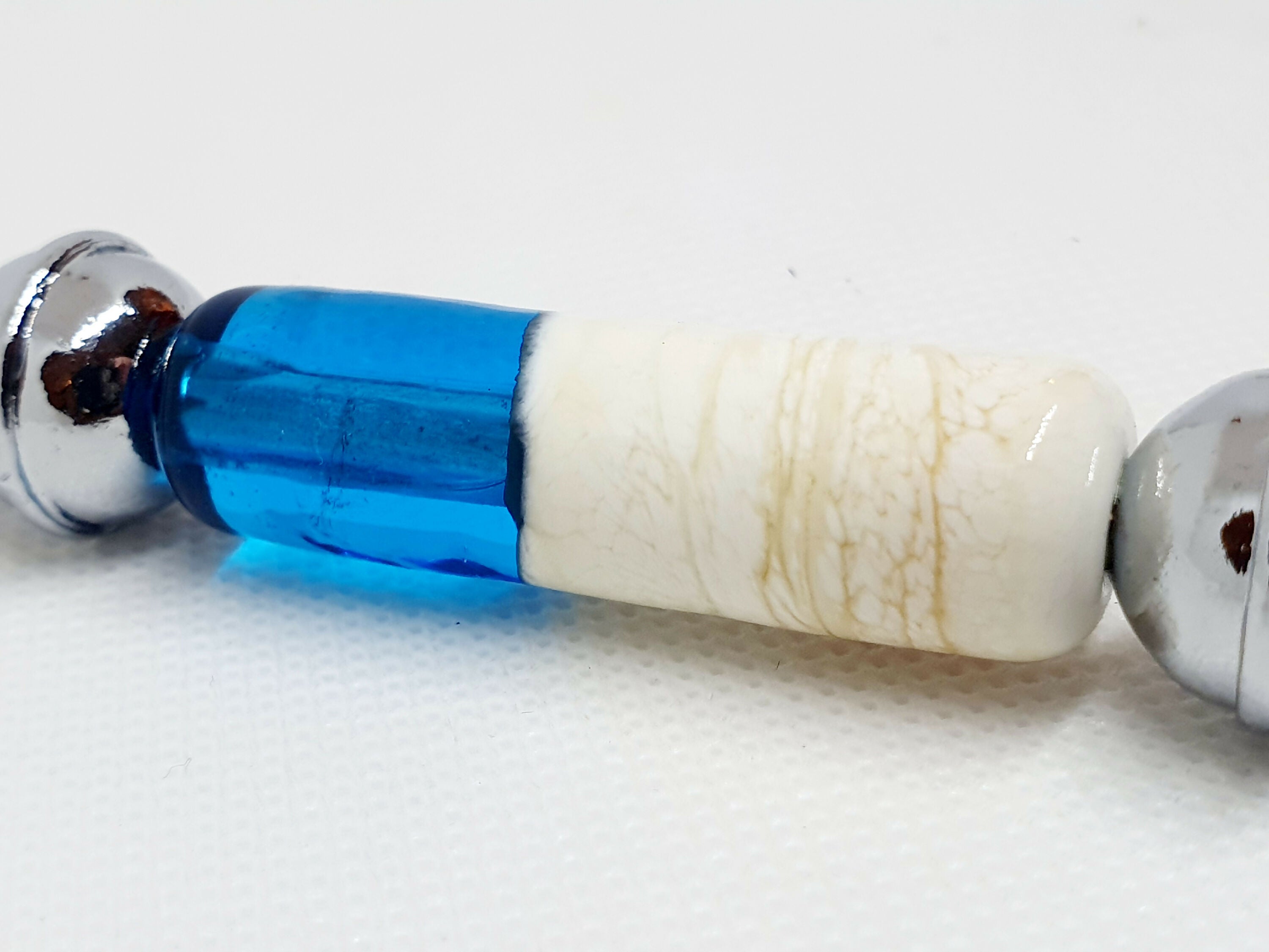 Décapsuleur en verre bleu turquoise et ivoire | EMPREINTES Paris