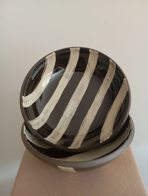 assiette_creuse_fond_noir_rayures_blanches_georgie_blin_ceramiste copie | EMPREINTES Paris - EMPREINTES Paris