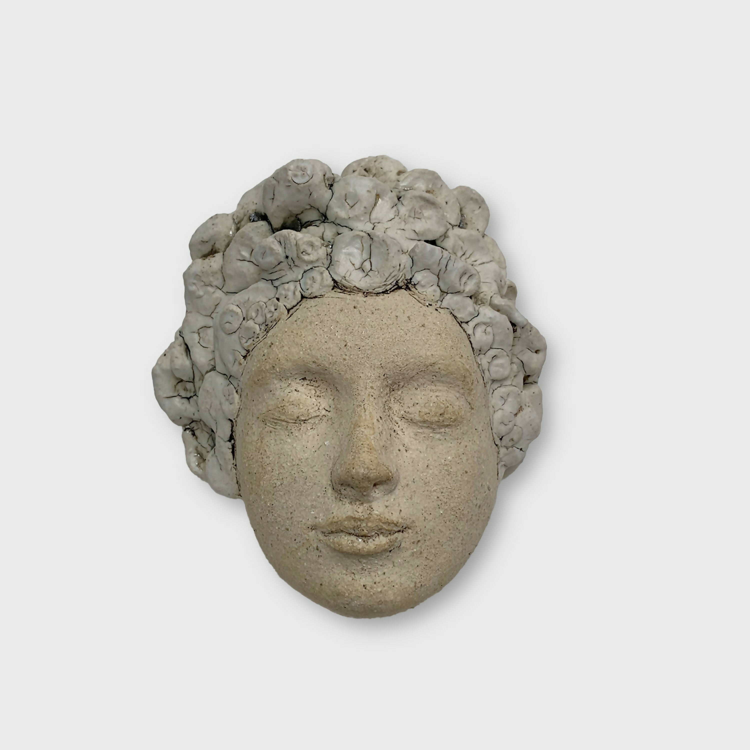 masque_de_femme_avec_sa_couronne_romantique_jade_sculptures copie | EMPREINTES Paris