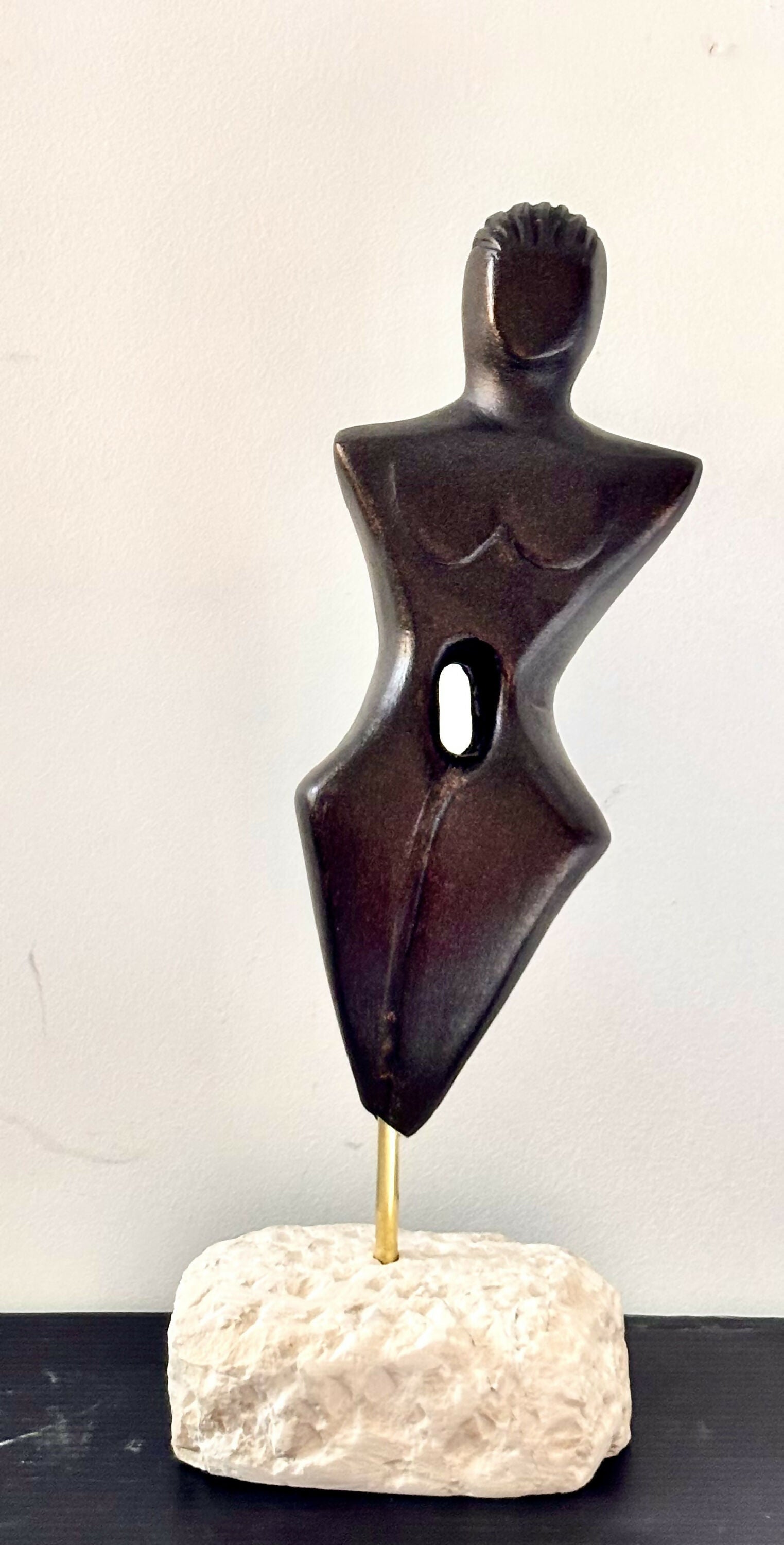 Figurine 26 en pierre calcaire, patine noir cuivré, socle en calcaire | EMPREINTES Paris