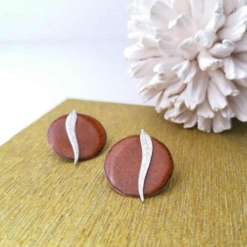 Puces d'oreilles Plume d'Argent en émail sur cuivre | EMPREINTES Paris - EMPREINTES Paris