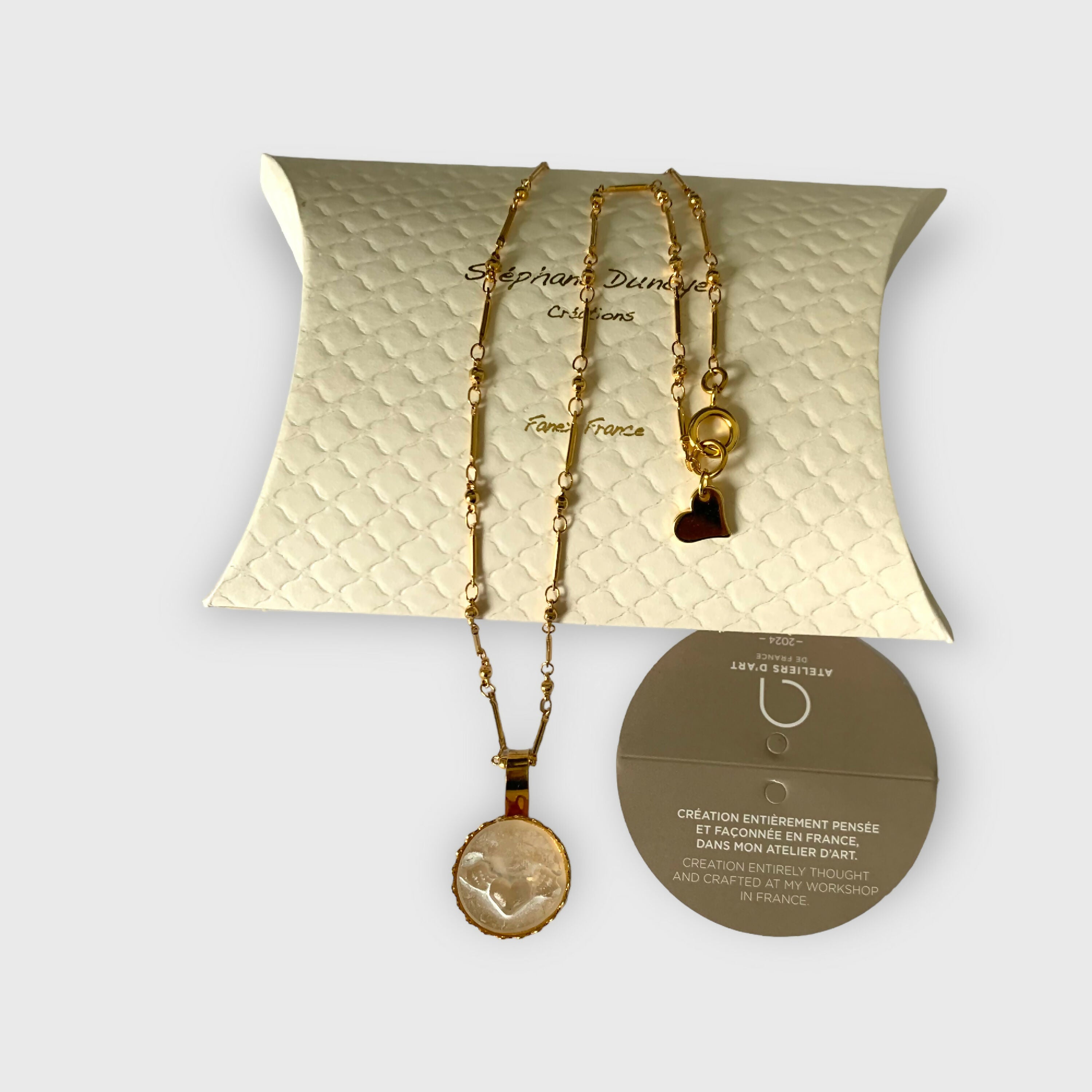 coeur ailé, bijou symbolique, ethnique, romantique, amoureux, collier pour femme, art déco, art nouveau, idées cadeaux pour elle, saint Valentin, piece unique, bijoux doré, tour de cou, pate de verre, cristal | EMPREINTES Paris