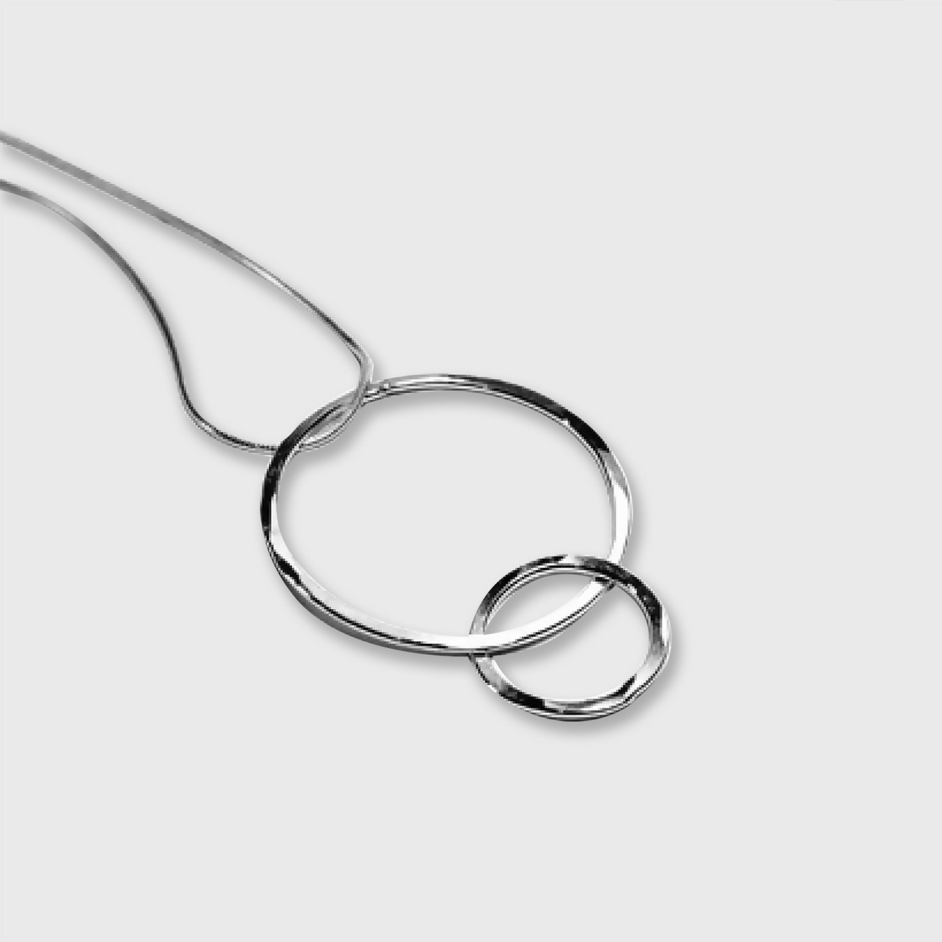 Collier cercles minimalistes en fils d’argent massif martelées | EMPREINTES Paris