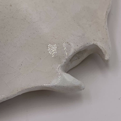 Sculpture moyenne petite Raie Manta en grès blanc - prenant copie | EMPREINTES Paris - EMPREINTES Paris