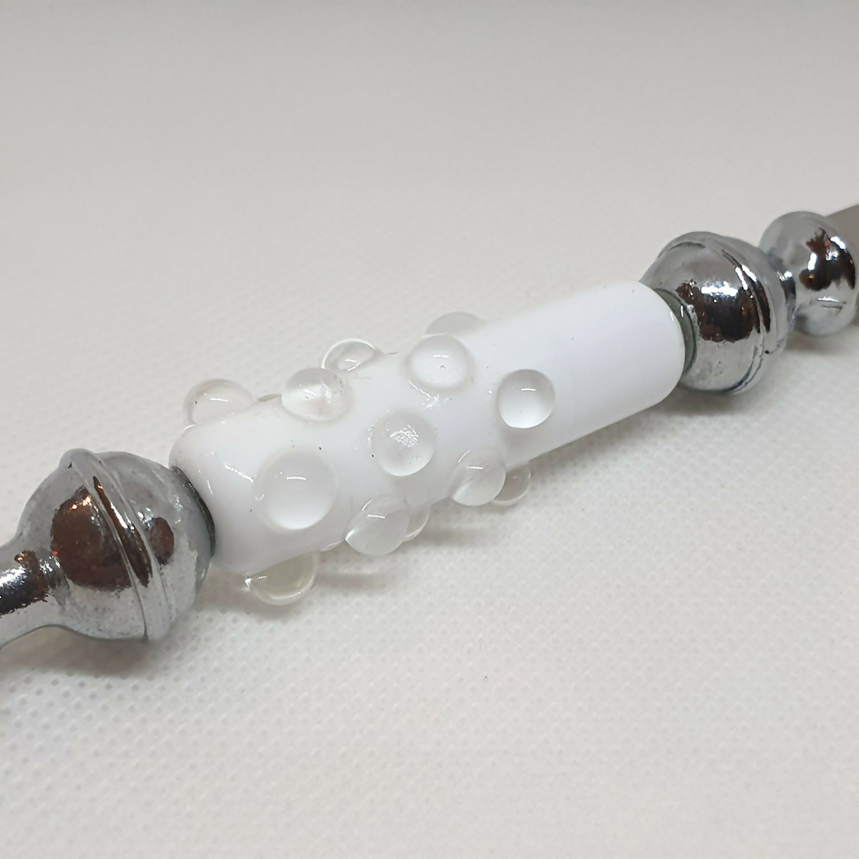 couteau_a_fromage_blanc_a_pois_format_traditionnel_cendrine_m_fileuse_de_verre copie | EMPREINTES Paris