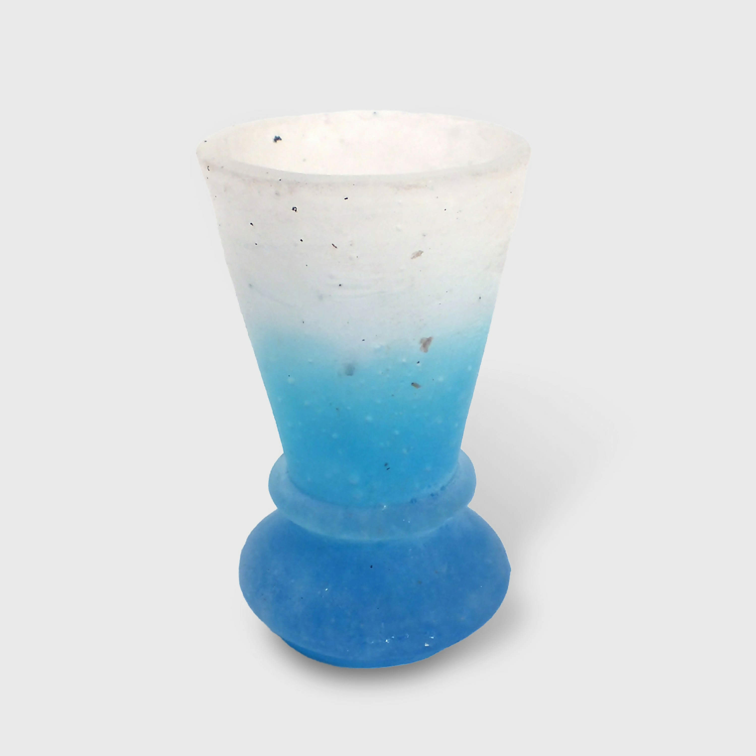 Petit Vase NIII en pâte de cristal bleue et blanche | EMPREINTES Paris | EMPREINTES Paris