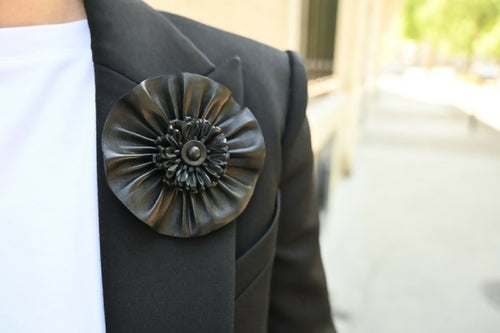 Floraison n° 5, Broche florale en cuir noir | EMPREINTES Paris - EMPREINTES Paris