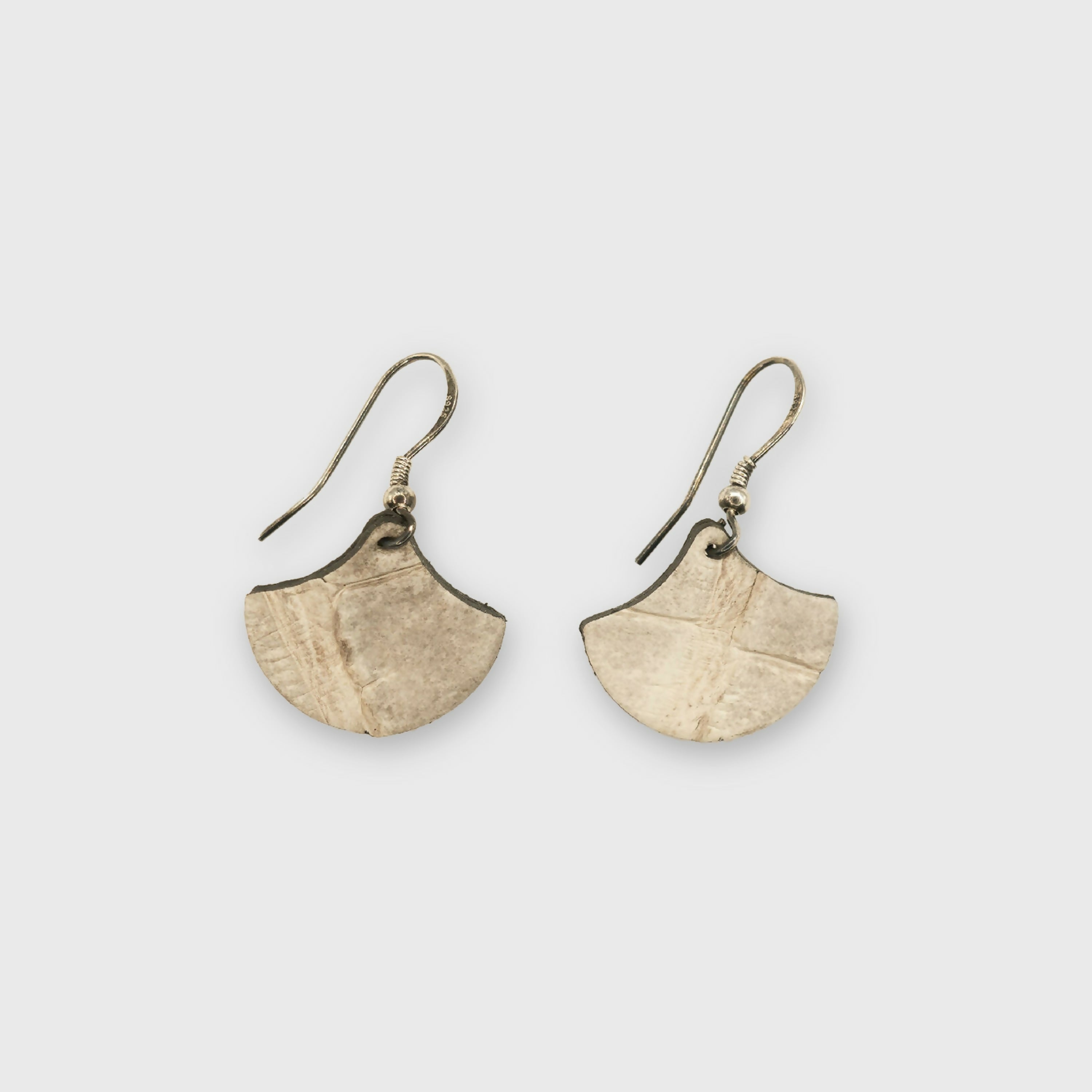 boucles_doreilles_gingko_himalaya_2cm_julie_troncin_maroquinerie copie | EMPREINTES Paris