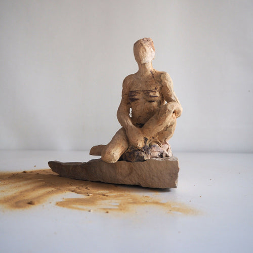 Sculpture Les Baigneuses - Femme assise en maillot bordeaux sur pierre | EMPREINTES Paris - EMPREINTES Paris