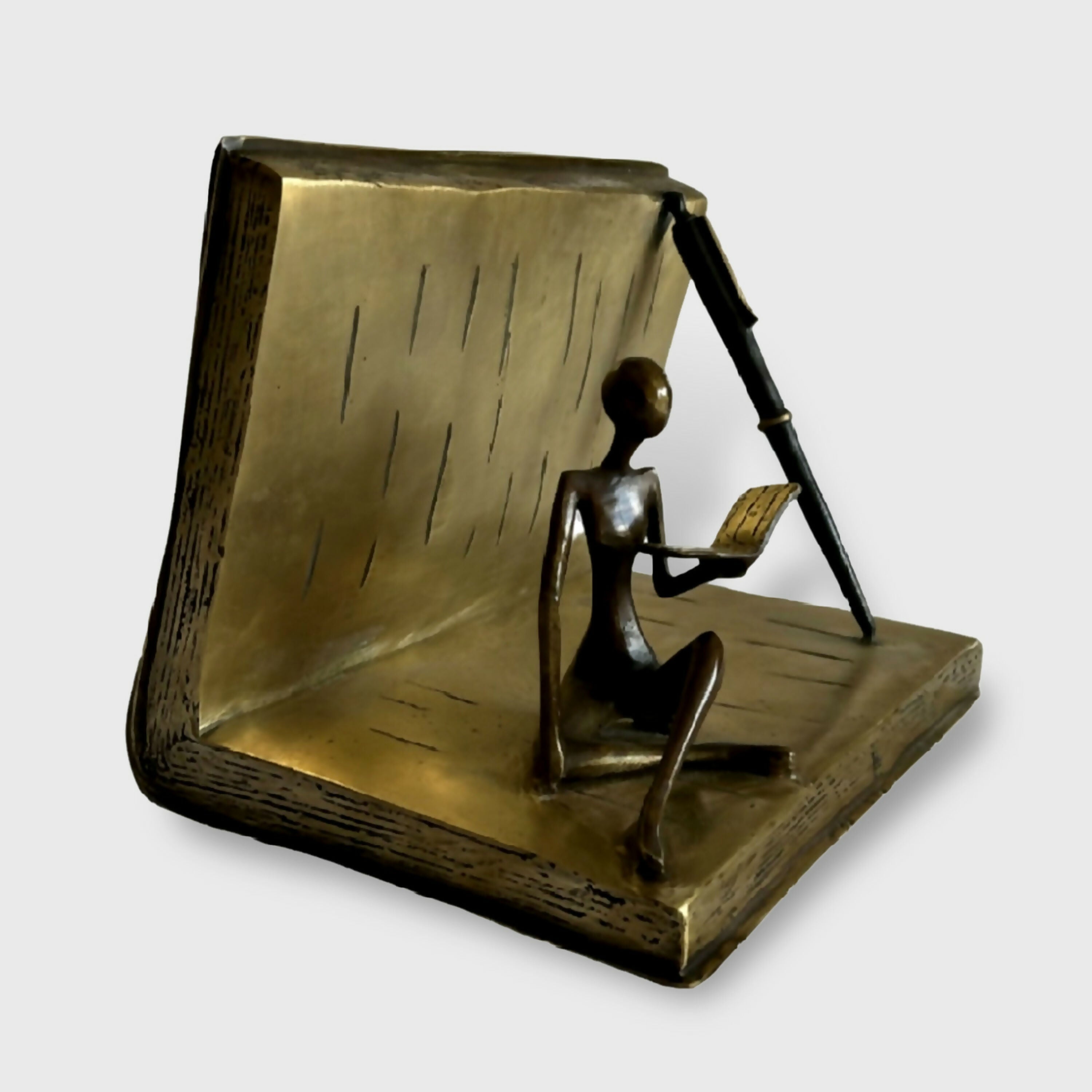 sculpture_bronze_carl_jaunais_lectrice_assise_dans_le_livre_carl_jaunay_reanimateur_dobjets copie | EMPREINTES Paris