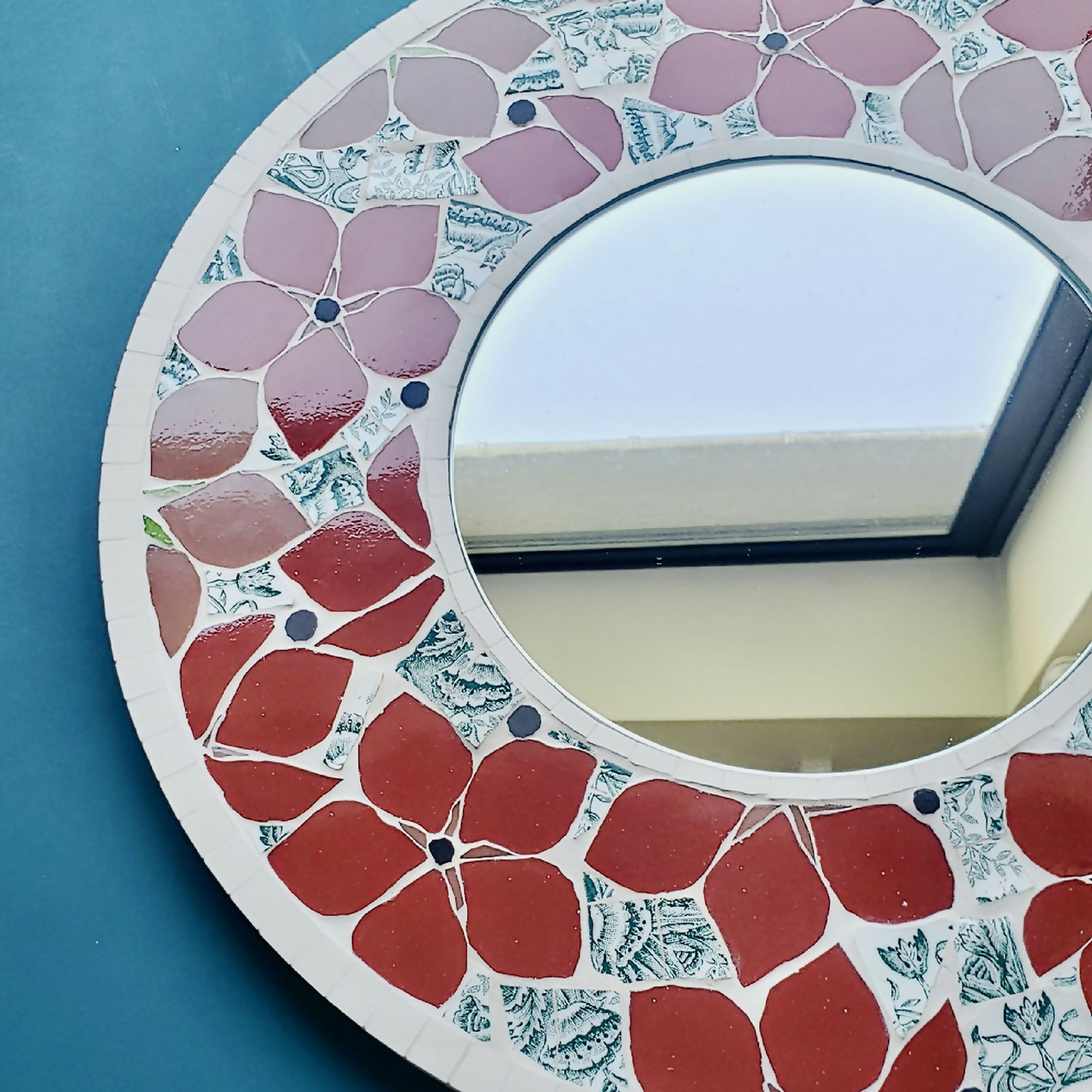 miroir_rond_en_mosaique_fleurs_daout_anis_et_celadon copie | EMPREINTES Paris