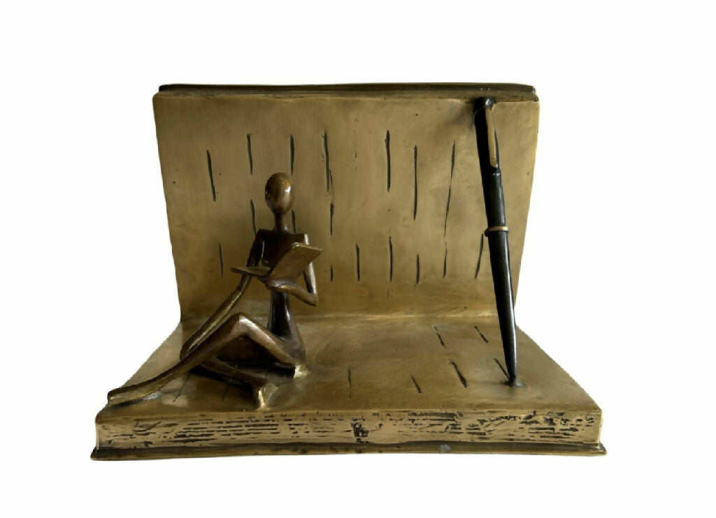 sculpture_bronze_carl_jaunais_lectrice_assise_dans_le_livre_carl_jaunay_reanimateur_dobjets copie | EMPREINTES Paris