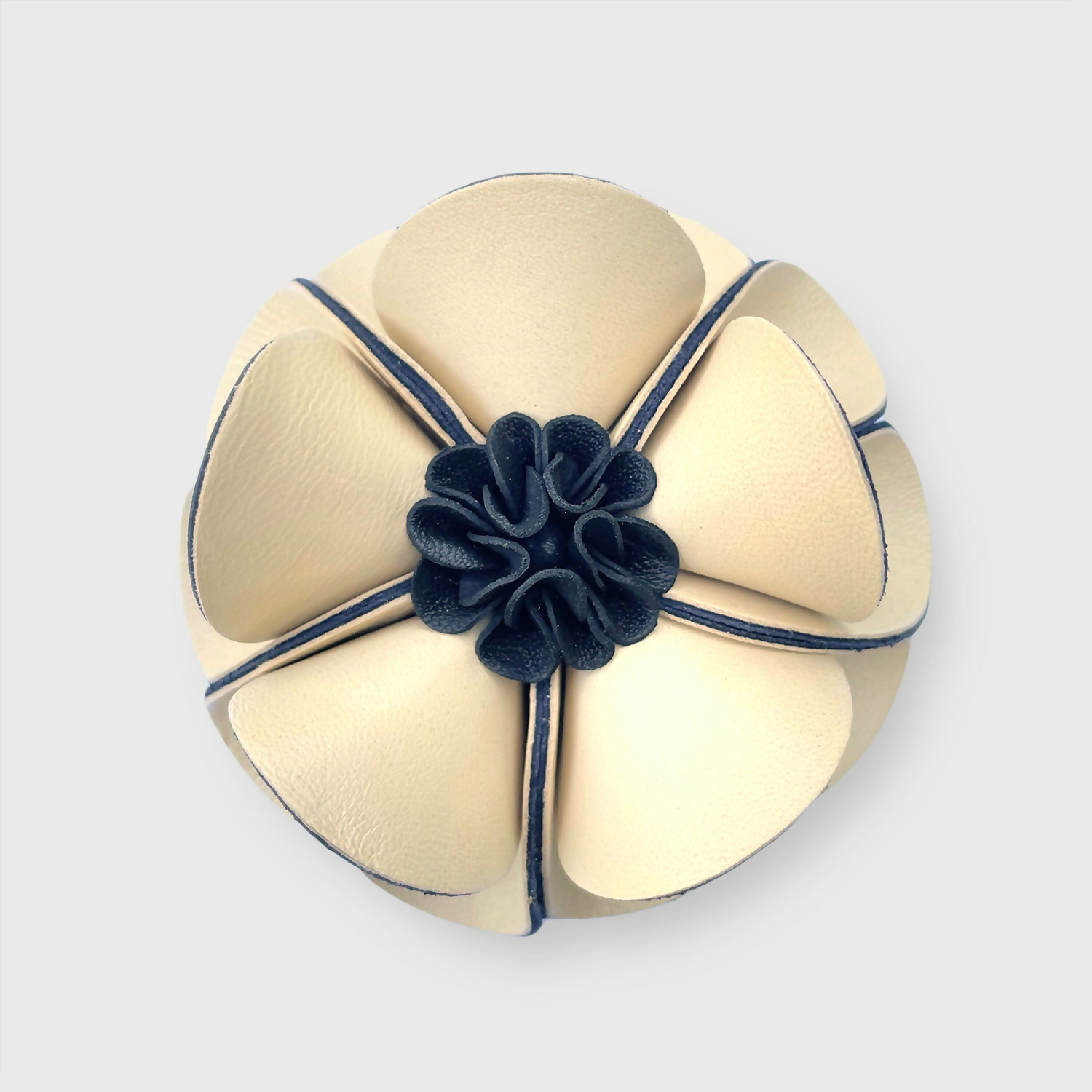 floraison_n°3_—_broche_ondulations_creme_and_bleu_minuit_la_floraquiniere | EMPREINTES Paris