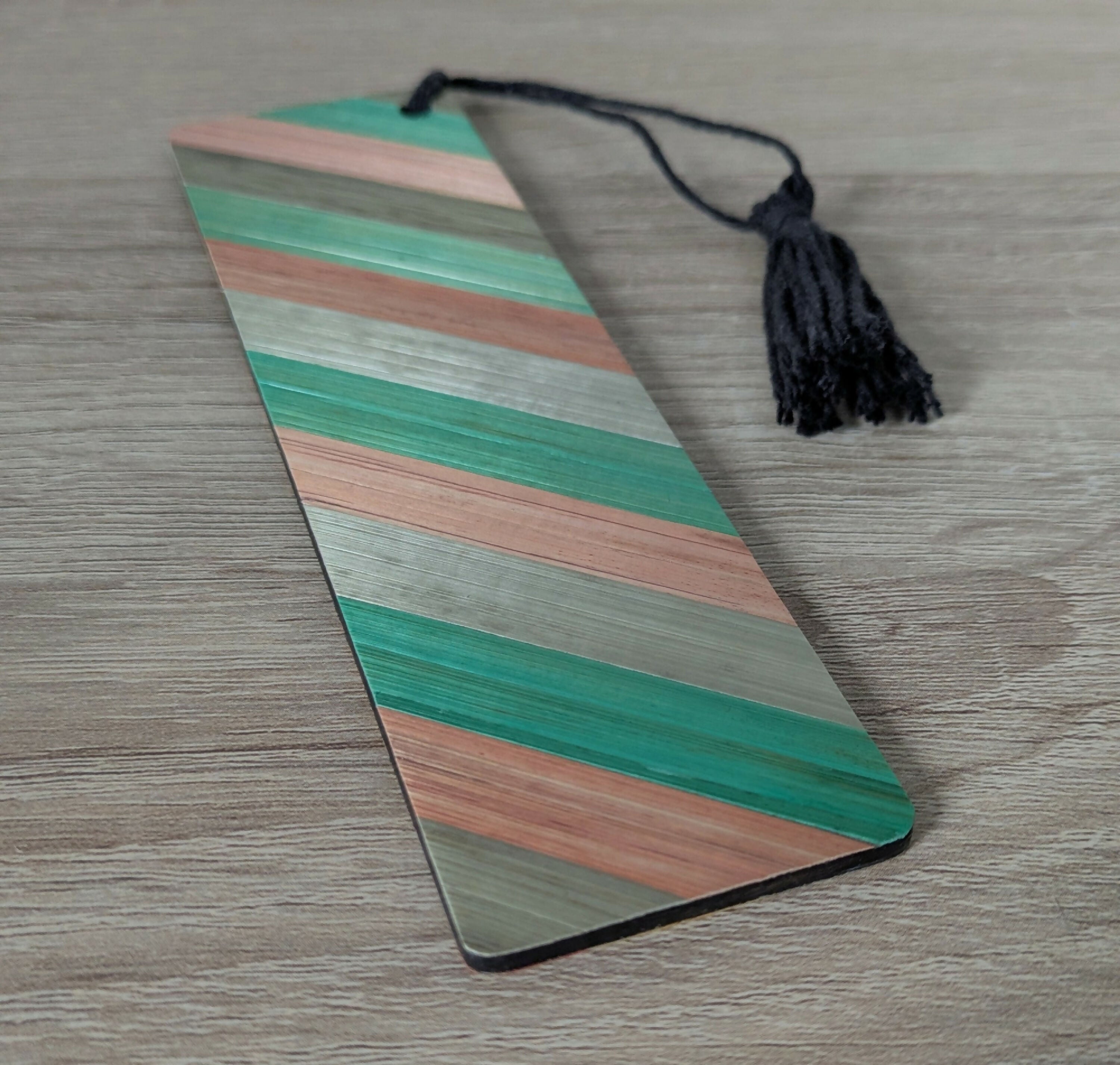 Marque-pages avec marqueterie de paille Vert cuivre kaki et jaune orange kaki | EMPREINTES Paris