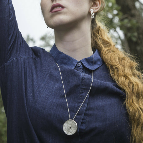 Sautoir en argent massif, Pendentif inspiré par les rondelles de bois | EMPREINTES Paris - EMPREINTES Paris