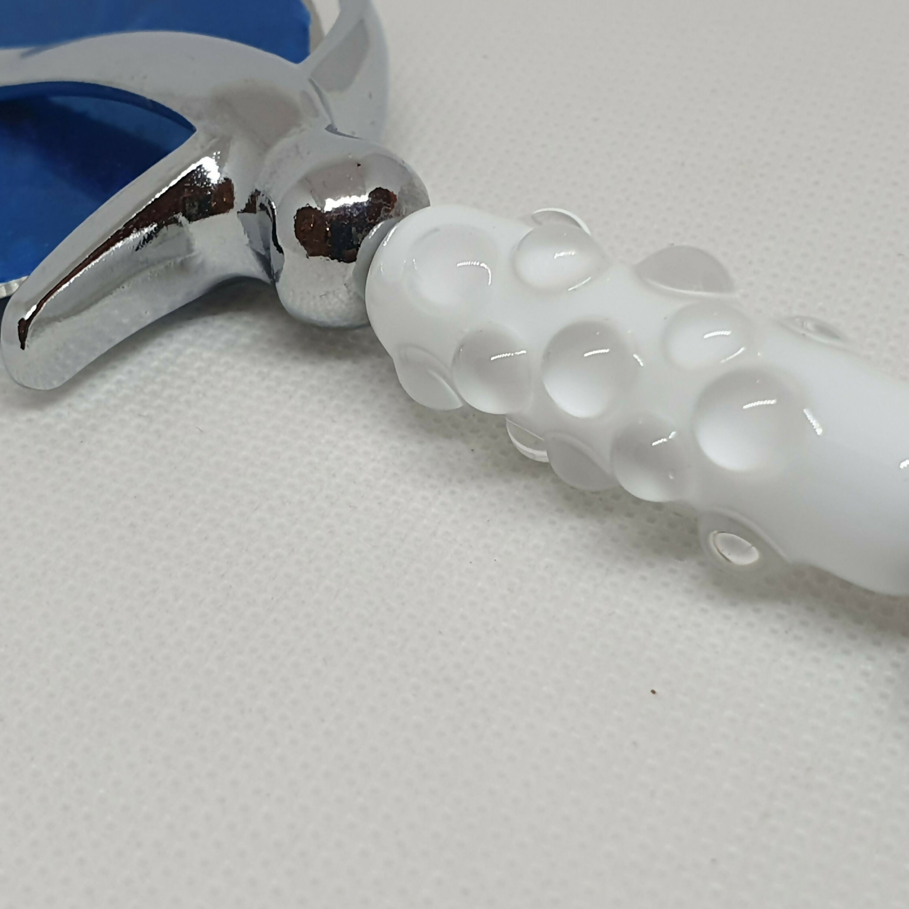 Roulette à pizza en verre blanc et cristal - Rosée hivernale | EMPREINTES Paris