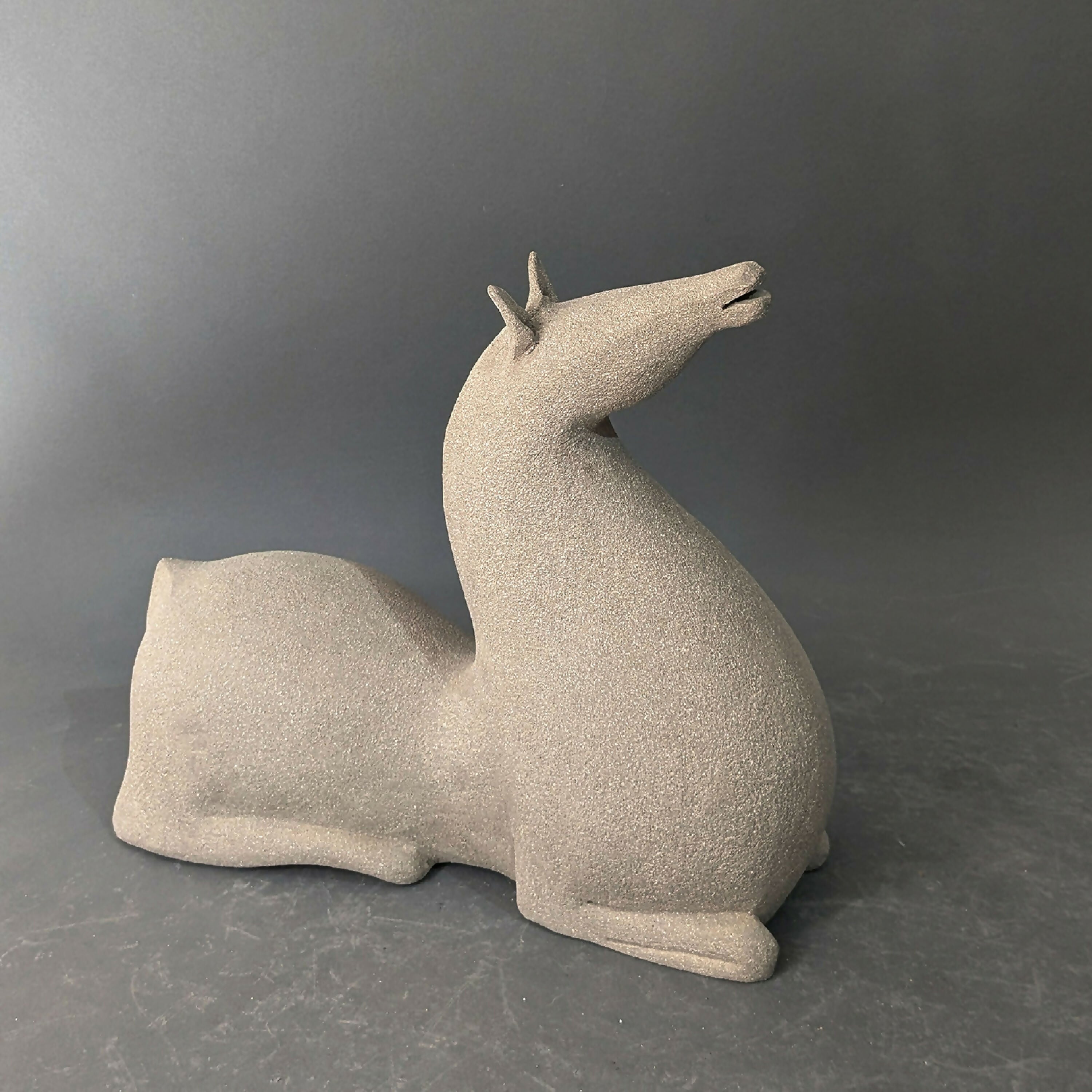 Sculpture Cheval Assis Gris Collection Singing | EMPREINTES Paris