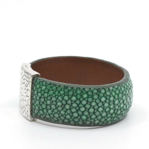 manchette_en_galuchat_vert_emeraude_fermoir_terra_sylvie_zarnowski copie | EMPREINTES Paris - EMPREINTES Paris