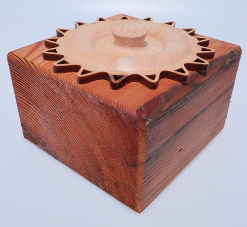 boite_carree_en_meleze_et_couvercle_en_hetre_soleil_latelier_du_mercantour copie | EMPREINTES Paris - EMPREINTES Paris