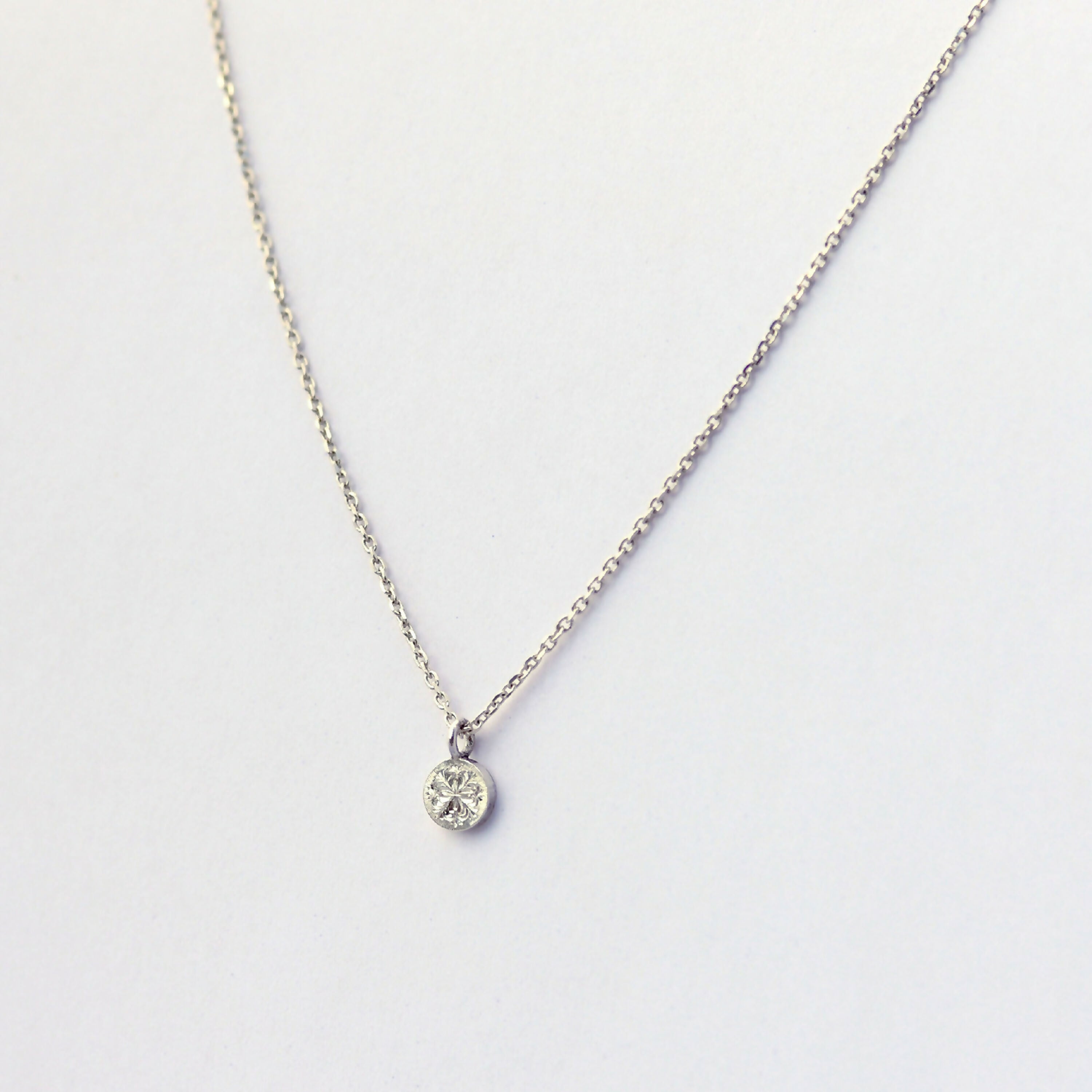 Collier Pastille gravé à la main en argent | EMPREINTES Paris