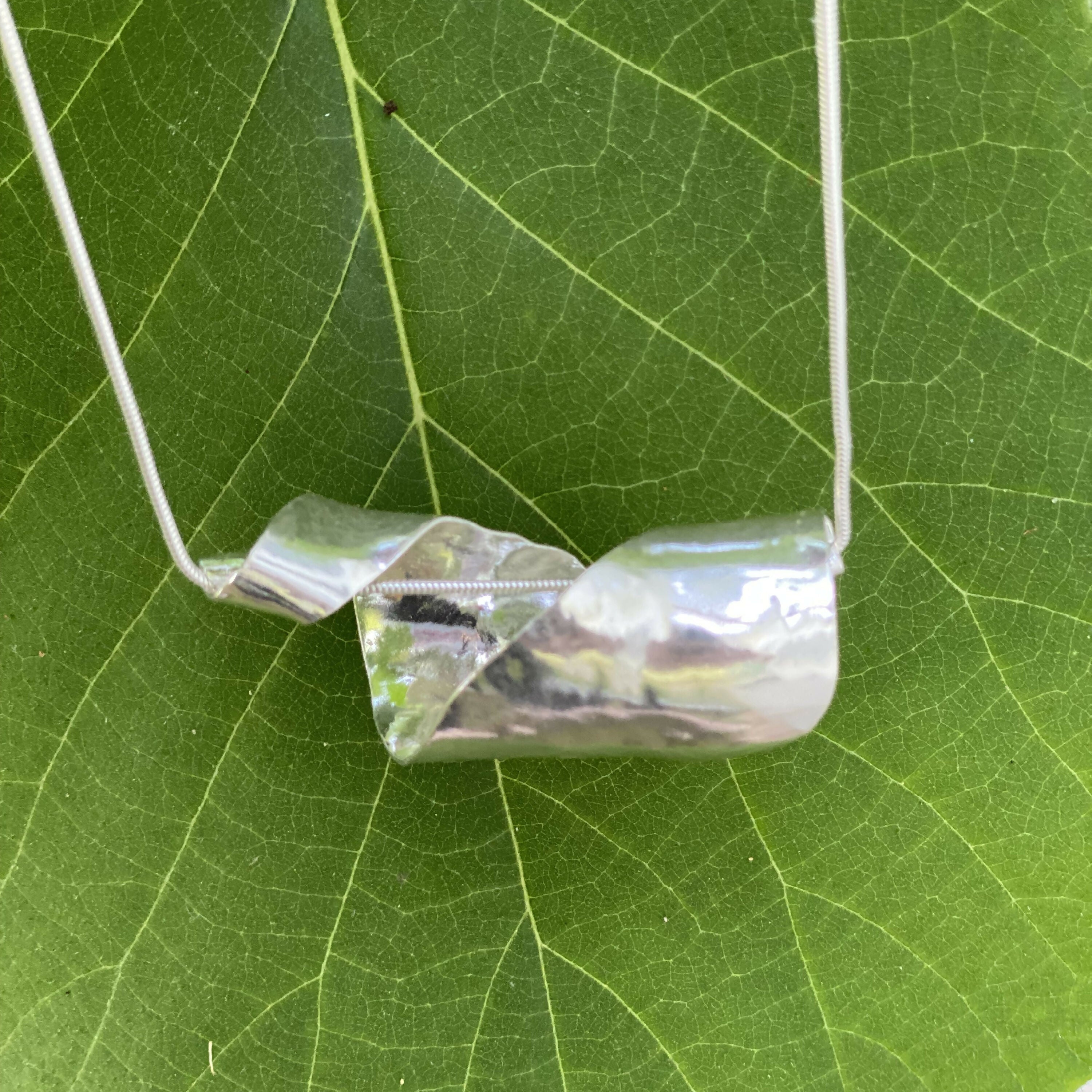 pendentif_anticlastique_en_argent_massif_martele_et_forge_artyssia copie | EMPREINTES Paris