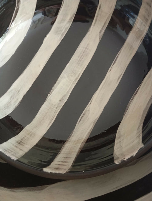 assiette_creuse_fond_noir_rayures_blanches_georgie_blin_ceramiste copie | EMPREINTES Paris - EMPREINTES Paris