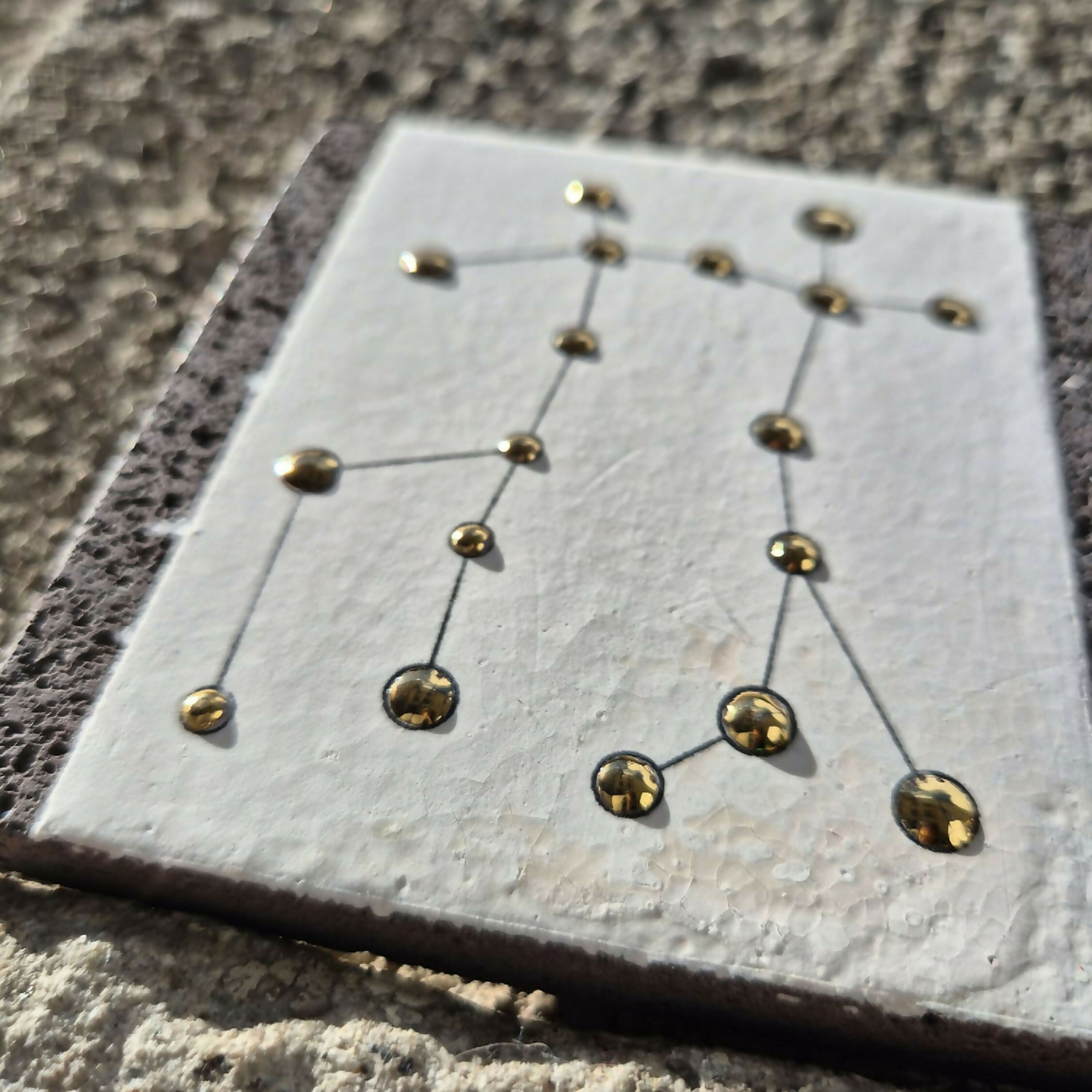 carre_de_pierre_de_lave_emaillee_constellation_du_gemeaux_les_emaux_de_marie copie | EMPREINTES Paris