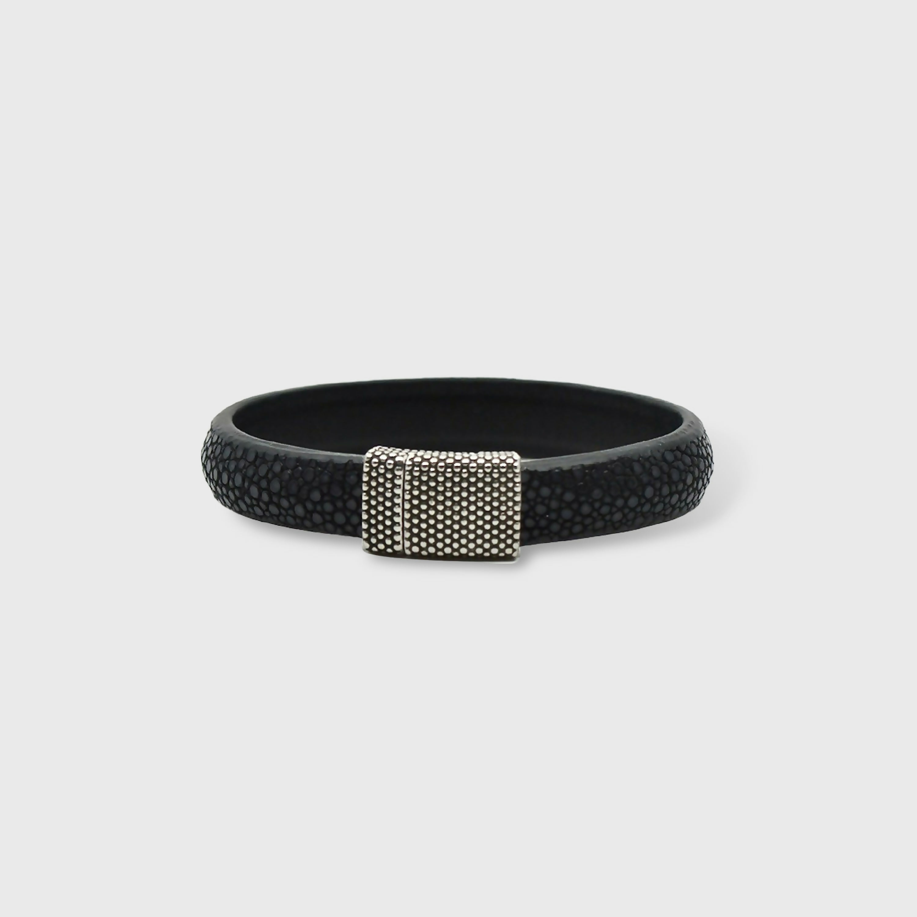 bracelet_en_galuchat_noir_fermoir_grain_detain_sylvie_zarnowski copie | EMPREINTES Paris