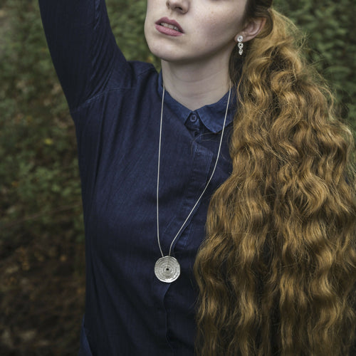 Sautoir en argent massif, Pendentif inspiré par les rondelles de bois | EMPREINTES Paris - EMPREINTES Paris
