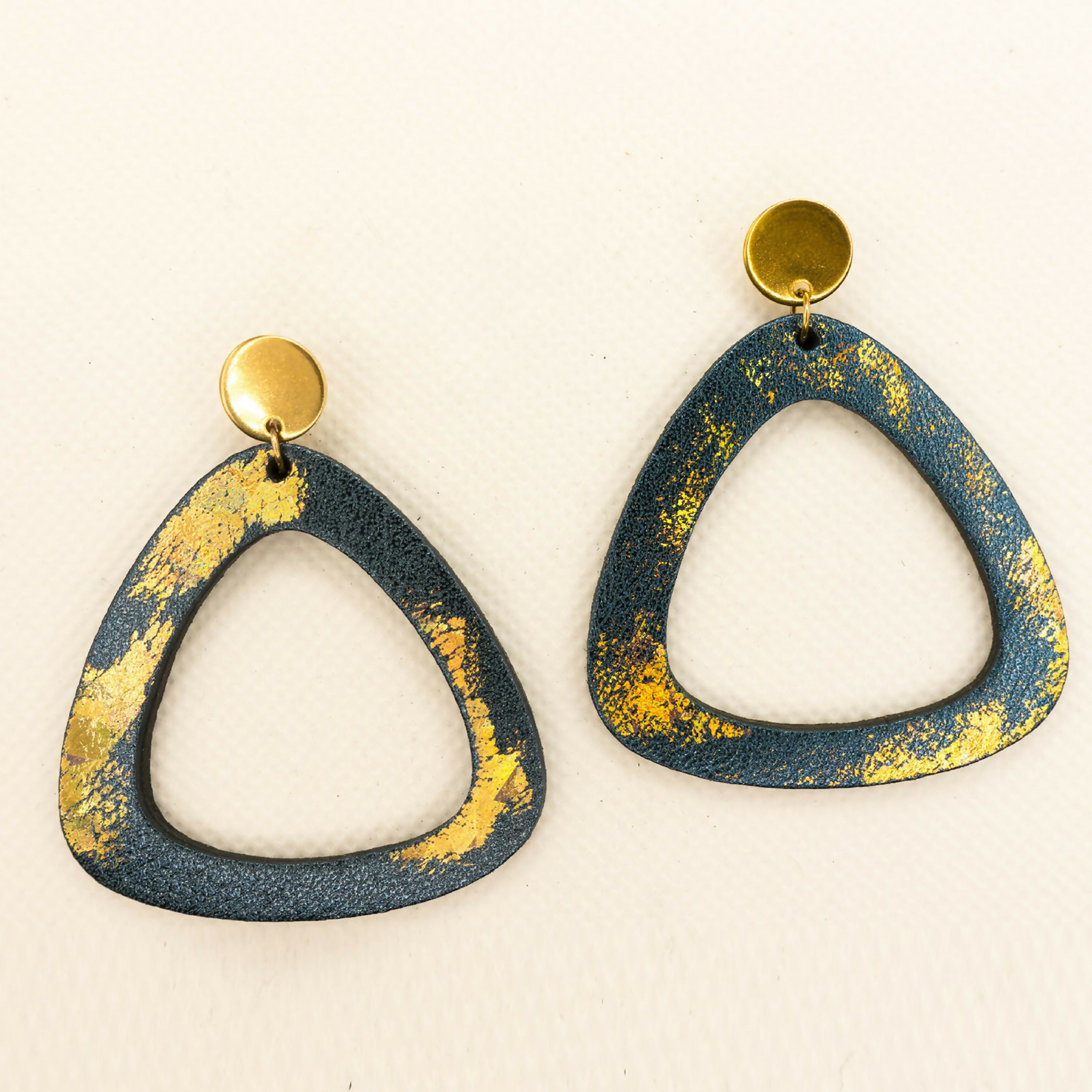 boucles_doreilles_creoles_grand_format_en_cuir_avec_dorures_holographiques_julie_troncin_maroquinerie | EMPREINTES Paris