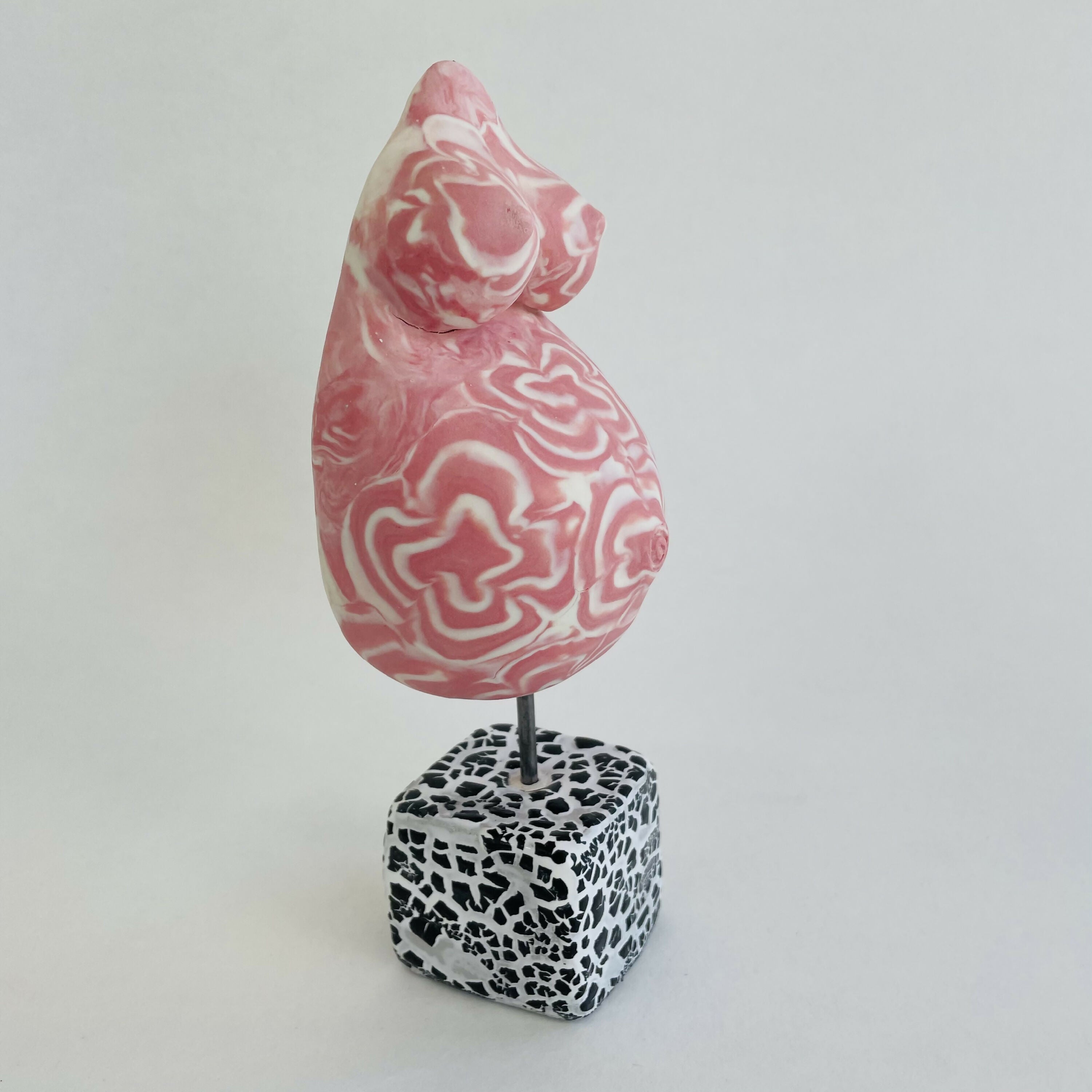 Sculpture femme enceinte nériage porcelaine blanc et rose 2 | EMPREINTES Paris