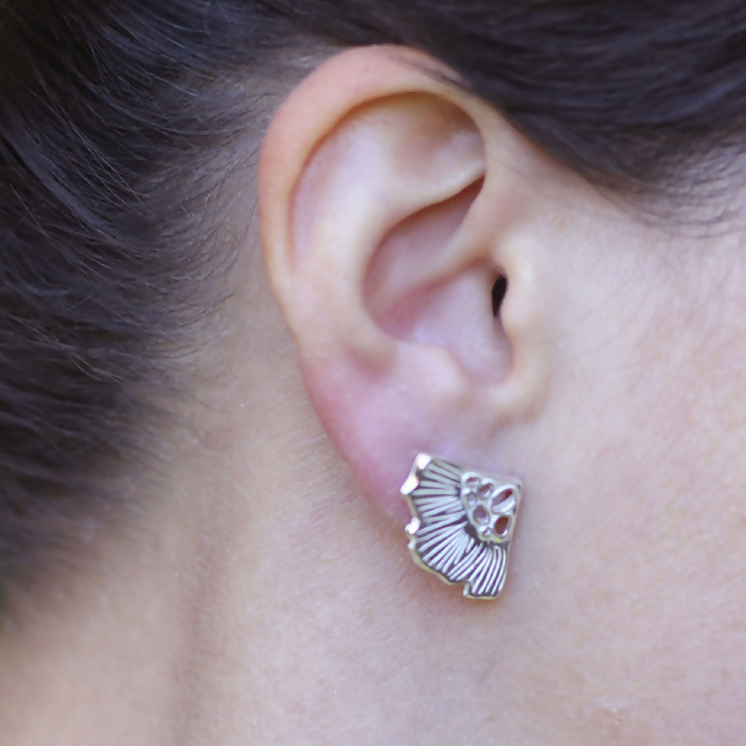 Boucles d’oreilles puces en argent massif recyclé inspirées de fleurs | EMPREINTES Paris