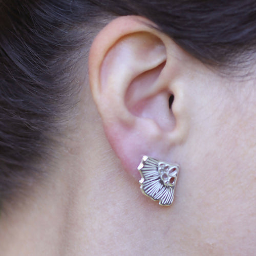 Boucles d’oreilles puces en argent massif recyclé inspirées de fleurs | EMPREINTES Paris - EMPREINTES Paris