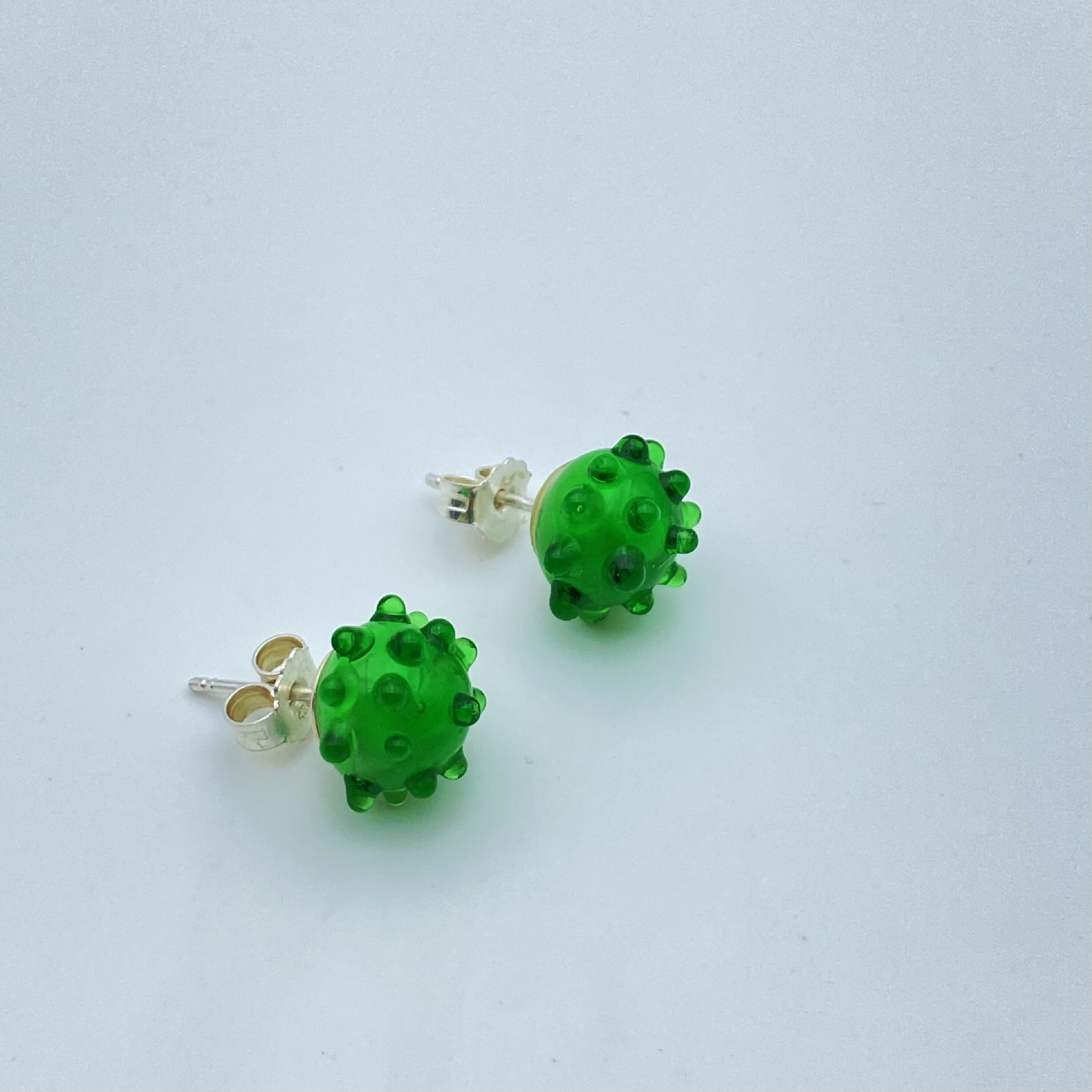 boucles_doreilles_puces_en_verre_vert_fonce_lathoumetie_helene copie | EMPREINTES Paris
