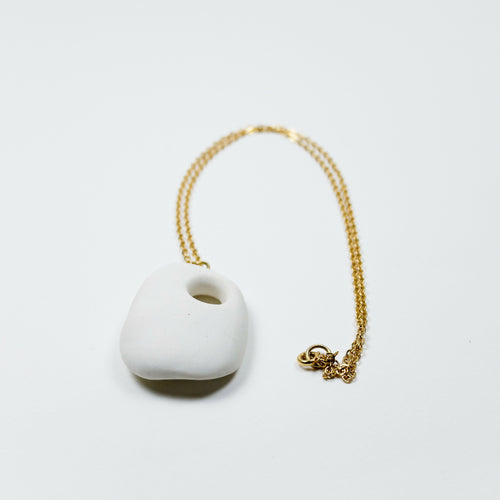 collier_porcelaine_sculpture_chaine_doree_atelier_christine_moquet copie | EMPREINTES Paris - EMPREINTES Paris