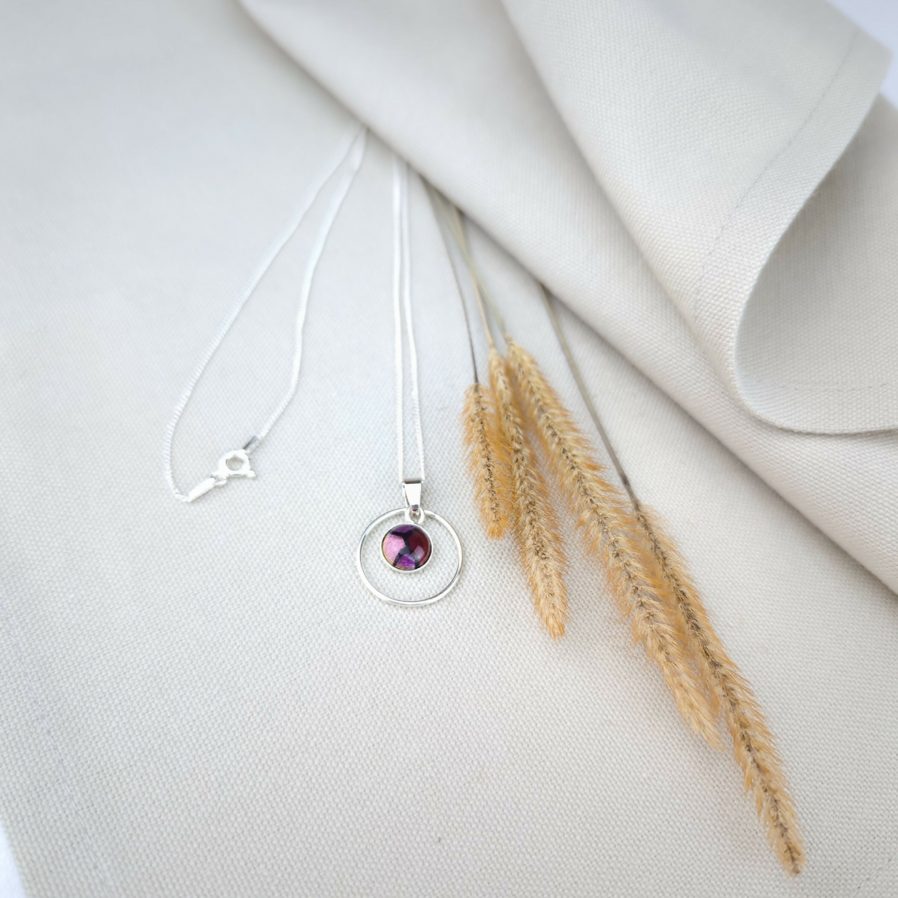 Collier en émail sur cuivre et sur feuille d