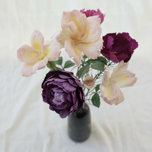 Bouquet de fleurs en papier variations autour du violet : renoncule, cosmos, roses sauvages | EMPREINTES Paris - EMPREINTES Paris