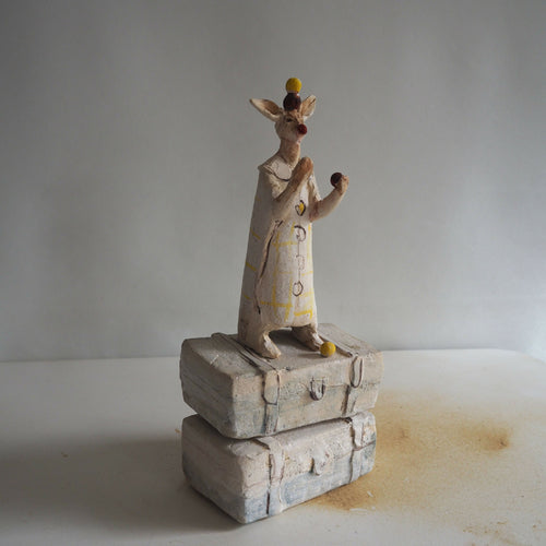 sculpture_clown_jongleur_monte_sur_2_malles_empilees_marie_helene_valladeh copie | EMPREINTES Paris - EMPREINTES Paris