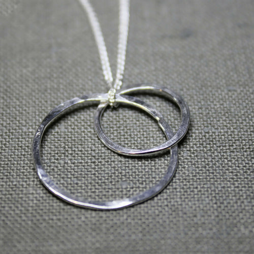 Collier cercles minimalistes en fils d’argent massif martelées | EMPREINTES Paris - EMPREINTES Paris