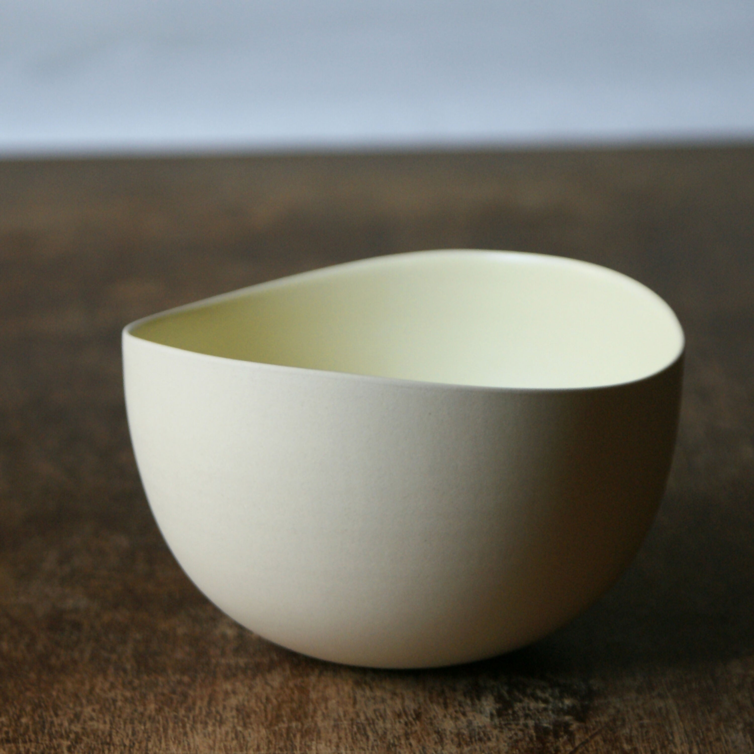 bol_gres_blanc_lisse_interieur_jaune_pale_emmanuelle_manche_ceramique copie | EMPREINTES Paris