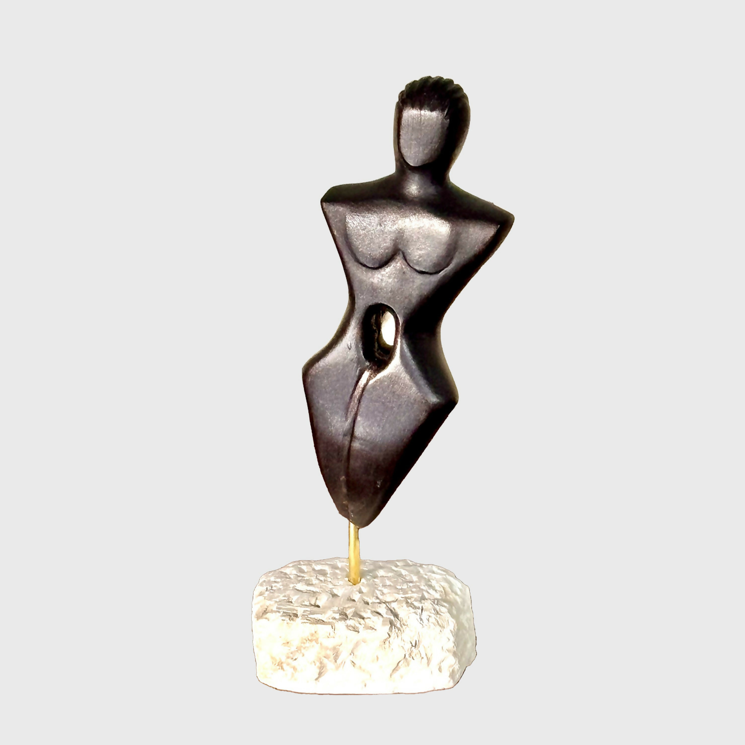 Figurine 26 en pierre calcaire, patine noir cuivré, socle en calcaire | EMPREINTES Paris