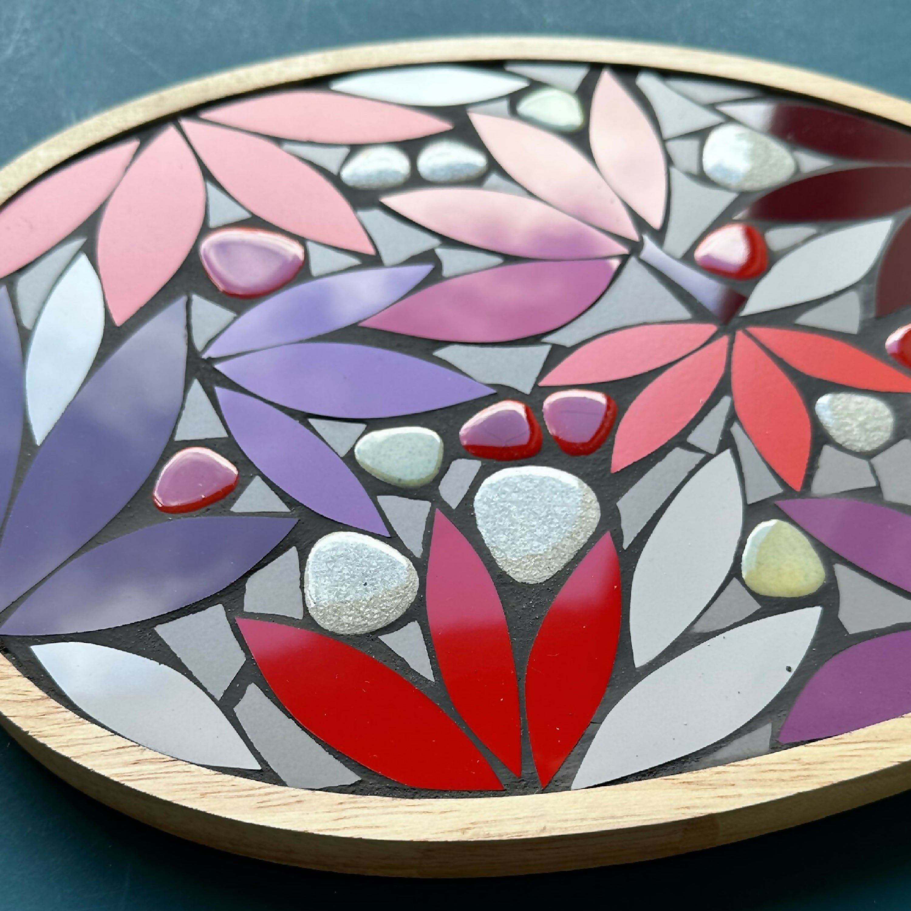 Plateau Magnolias rouge et violine fond gris | EMPREINTES Paris