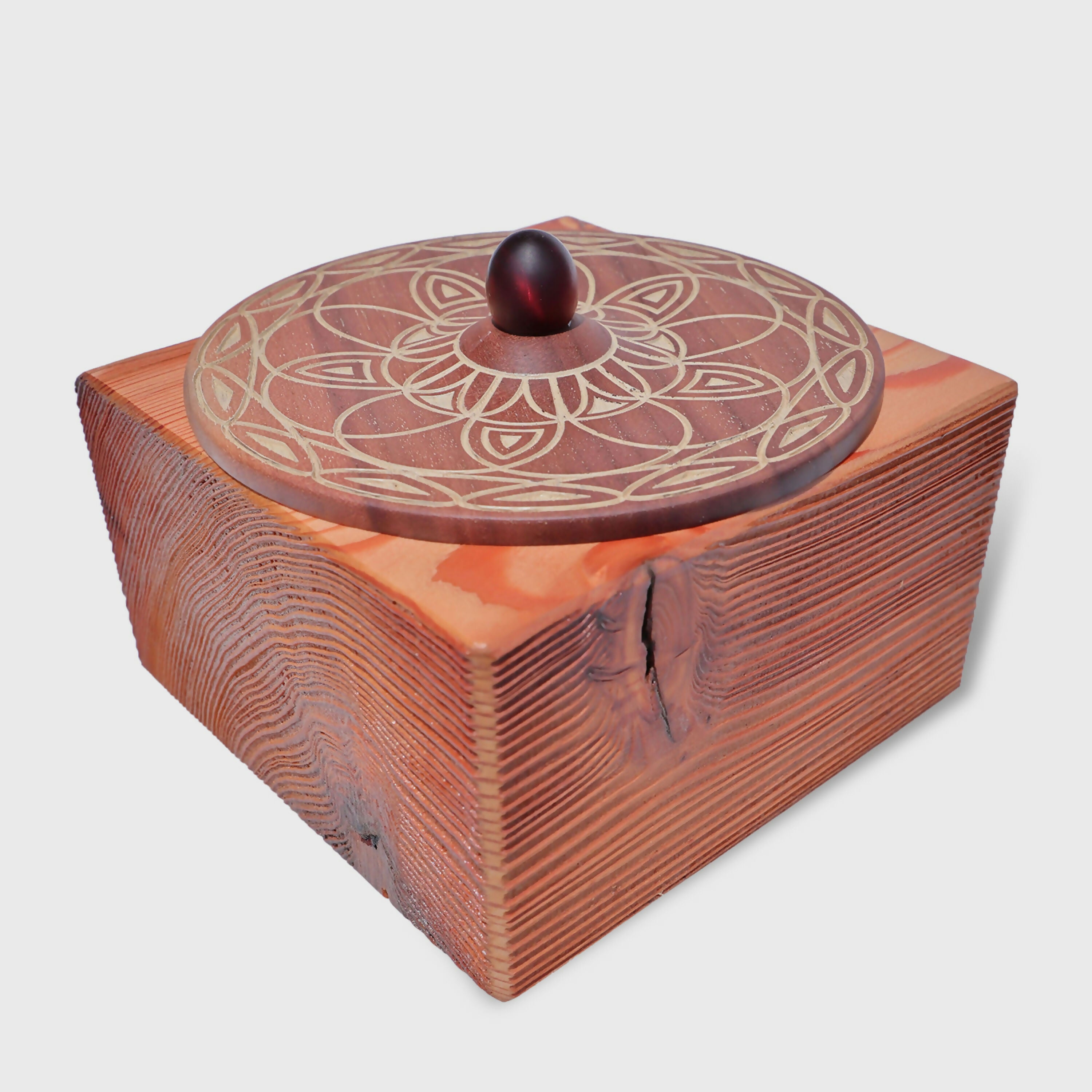 boite_carree_en_meleze_et_couvercle_en_noyer_et_resine_n°1_latelier_du_mercantour copie | EMPREINTES Paris